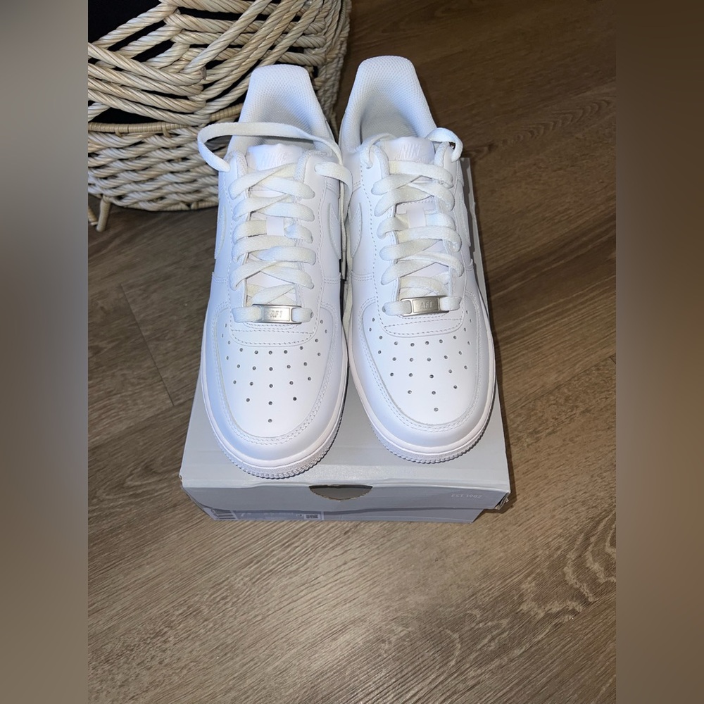 NEW Nike Air Force 1 ’07 – Women’s 7.5 — Men’s Size 6 – All White – Box Included - Picture 5 of 10